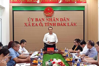 Tổ phụ trách địa bàn số 9 của Ban Thường vụ Tỉnh ủy Đắk Lắk làm việc với Ban chấp hành Đảng bộ xã Ea Ô