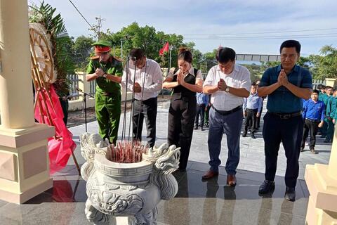 Xã Ea Ô thăm hỏi, tặng quà gia đình chính sách, người có công nhân dịp kỷ niệm 79 năm ngày Thương binh - Liệt sĩ 27/7